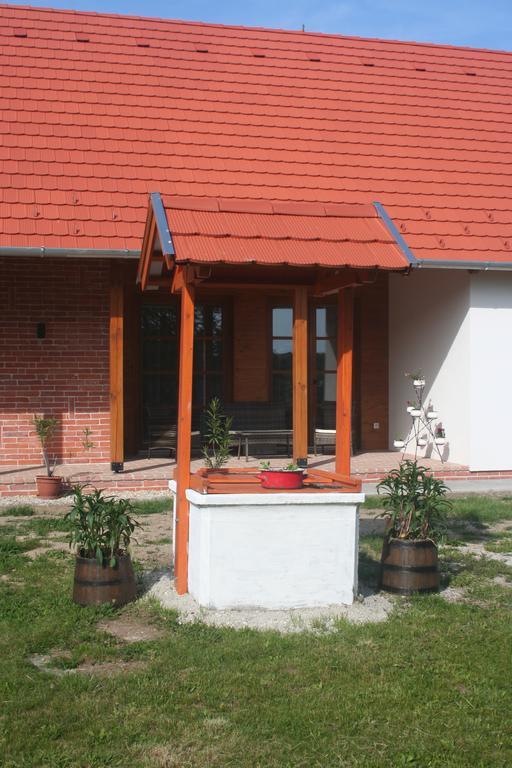 Malomko Apartman Zsira Εξωτερικό φωτογραφία